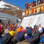 225 दिन बाद खुले हेमकुंड साहिब के कपाट:5 क्विंटल फूलों से सजा धाम
