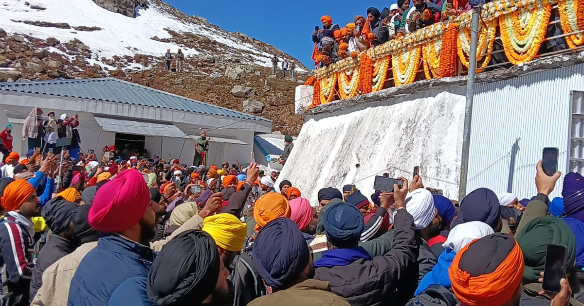 225 दिन बाद खुले हेमकुंड साहिब के कपाट:5 क्विंटल फूलों से सजा धाम