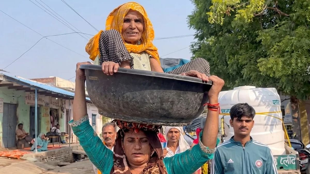 bahu-carrying-90-year-old-mother-in-law-on-head-c