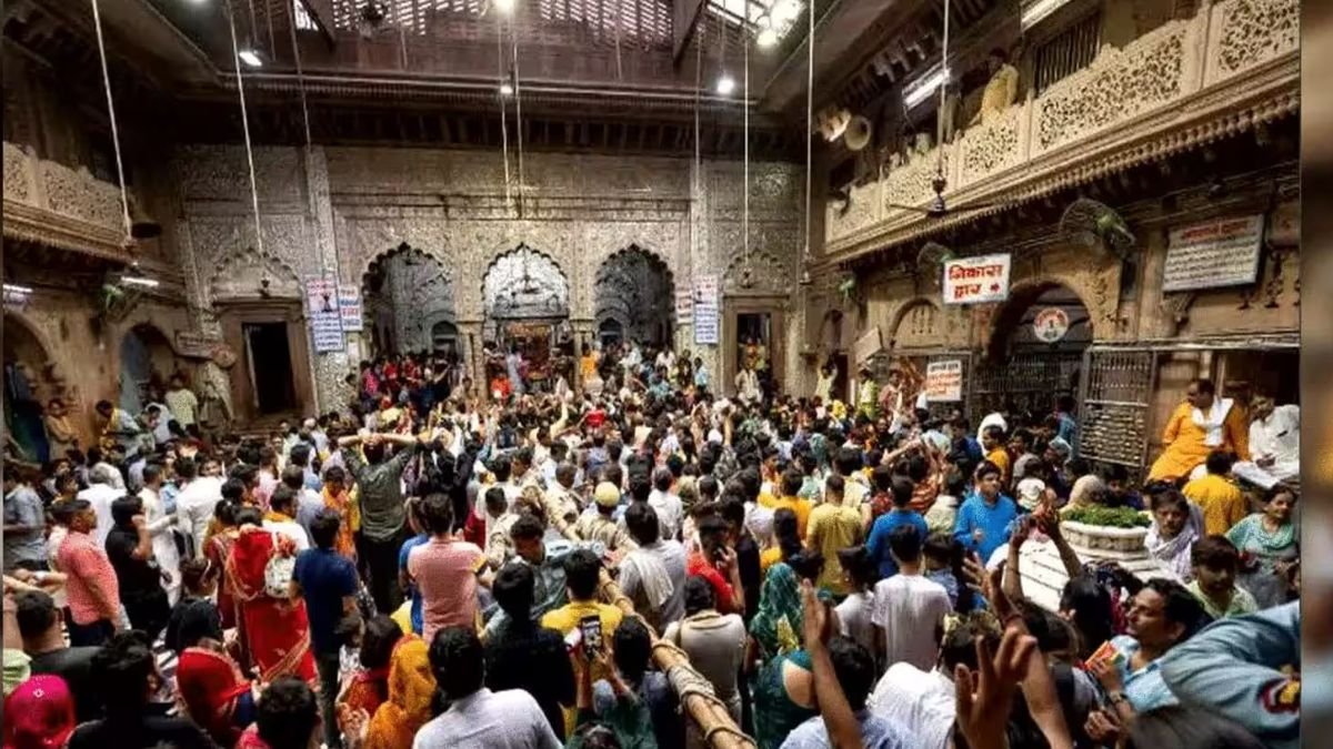 banke-bihari-temple-janmashtami-mangla-aarti-600-devotees
