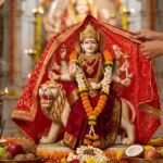मां दुर्गा को लाल चुनरी